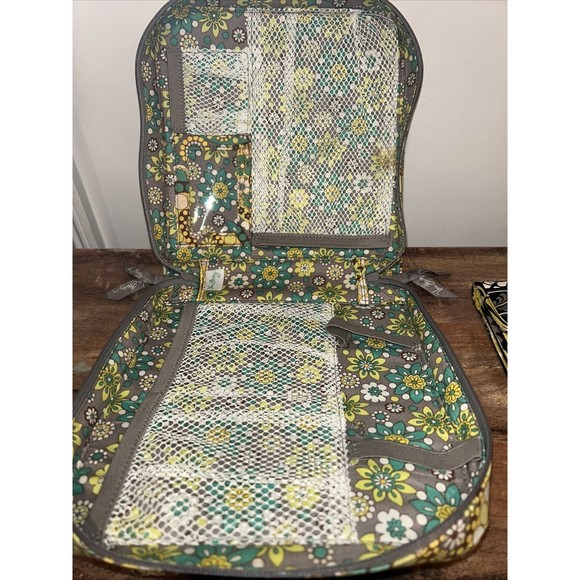 Vera Bradley lot : Wallet, 2 Zip Cases, Wristlet And Tech Case - Picture 2 of 12